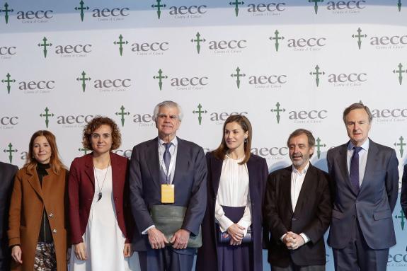 Queen Letizia with the presidents of the AECC and its Scientific Foundation, the Health minister Dolors Montserrat and the directors of the Reina Sofía museum.
