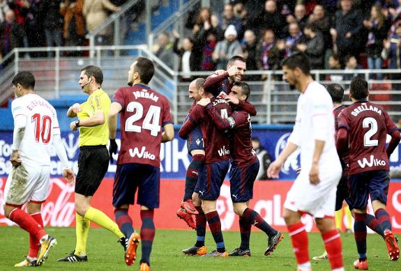 The Basque side recorded a historic 5-1 win over Sevilla . :: EFE
