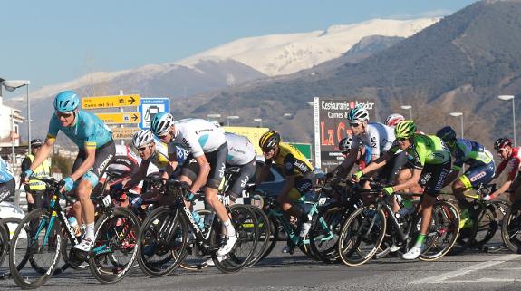 The peloton enters a snowy Granada where the first phase of the Vuelta a Andalucía concluded. 