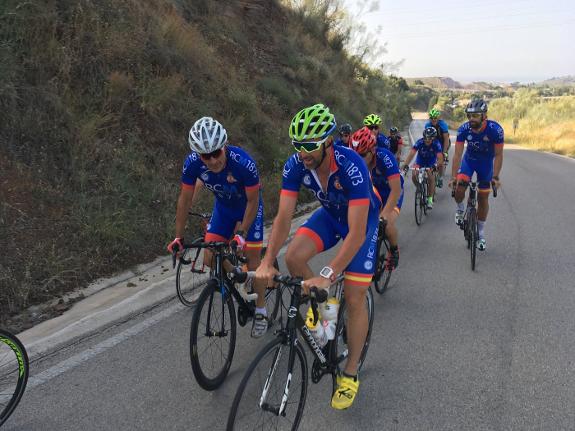 A group of triathletes from the Mediterráneo club training on the road.
