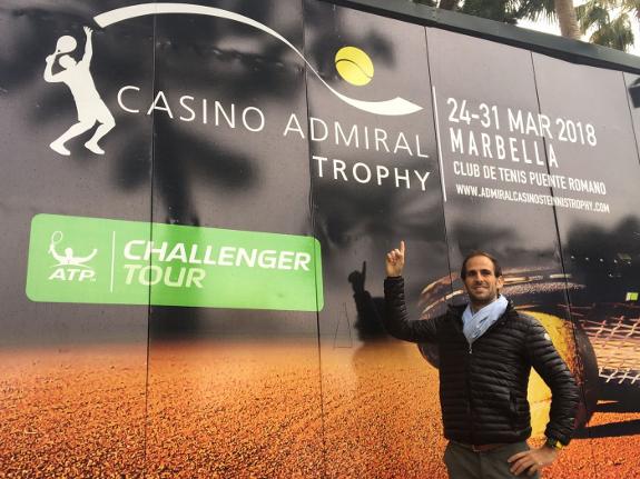 Adrián Menéndez with a poster for the tournament, from 24 to 31 March at the Puente Romano.