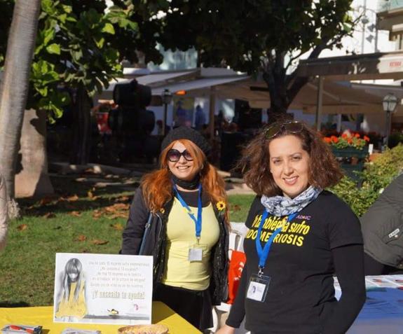 Ana Ferrer and Soledad Domenech, secretary and president of Adaec, at an event to raise awareness of endometriosis.