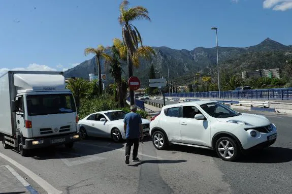 A pedestrian crossing between vehicles in El Trapiche.