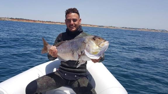 Fidel Jiménez with a fish he caught off Barbate.
