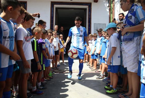 Dani Pacheco, whose name is already on the local football ground, displays his skills in front of youngsters in Pizarra.
