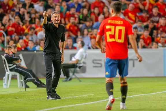 Luis Enrique passes instructions to Marco Asensio.