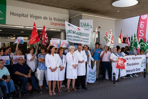 Against violence towards health professionals, a group gathers outside the clinic.