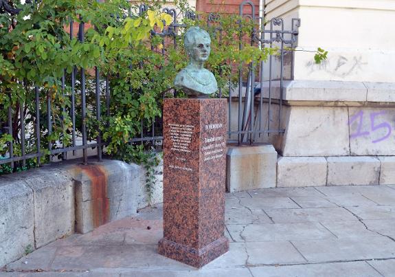 Statue of Arroyo outside Jorge Manrique institute in Madrid. 