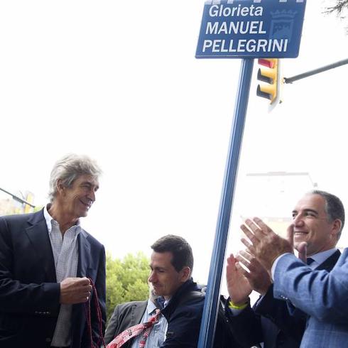 Manuel Pellegrini unveils the sign on the roundabout named in his honour.