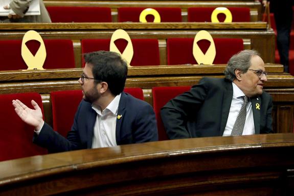 ERC and Junts per Cat leaders with the MPs' five empty seats. 