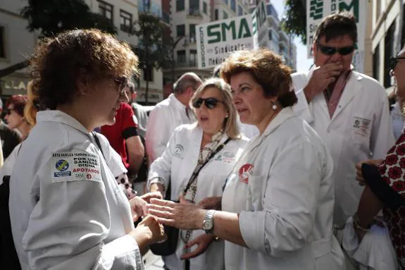 Doctors during the protest outside the Health Department in Malaga on Monday. 
