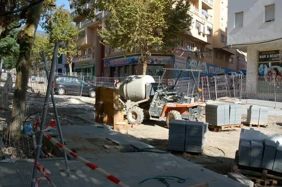 Estepona's Avenida Andalucía is part closed to traffic. 