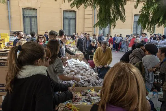 Volunteers from the  Ángeles Malagueños de la Noche gave out 50 tonnes of food. 