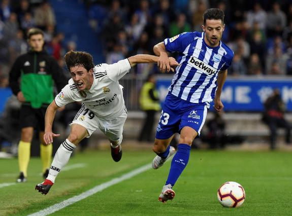 Jony in action for Alavés against Real Madrid.