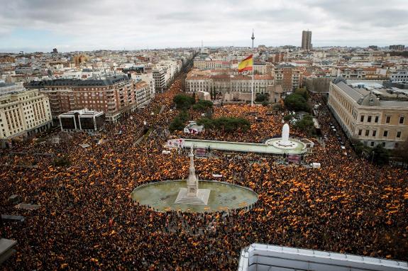 Crowds at  "unified Spain" rally unnerve Sánchez