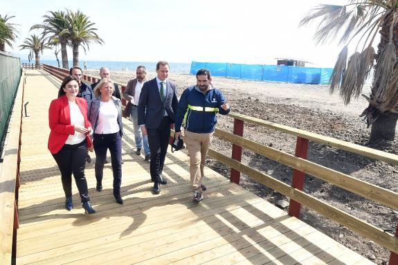 Marbella's mayor, Ángeles Muñoz, (2nd left) with local councillors and Sando staff. 