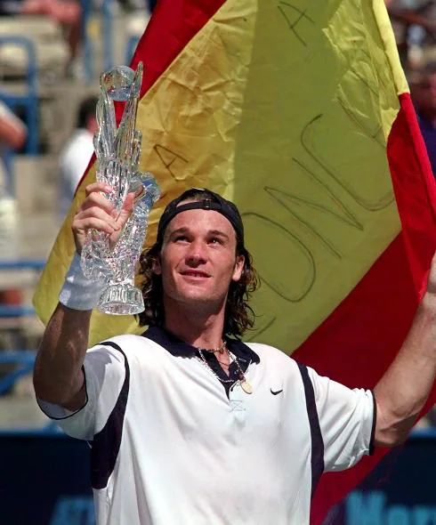 Moyá with a trophy to commemorate his ranking.