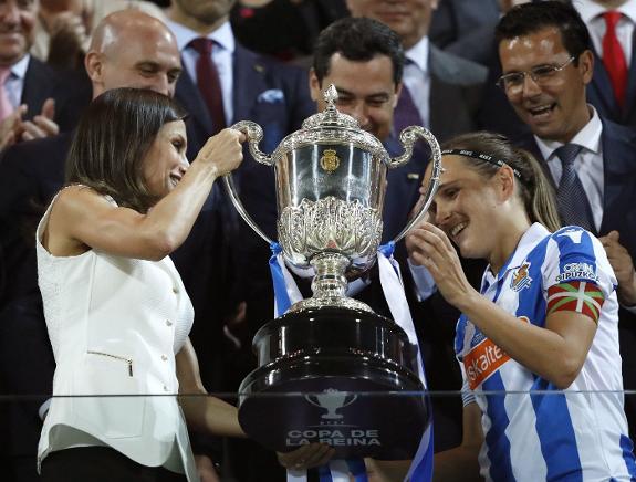 Queen Letizia hands over the trophy to Real Sociedad captain Sandra Ramajo. 