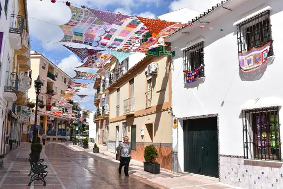 View of Calle Málaga and the new decorative sunshades.
