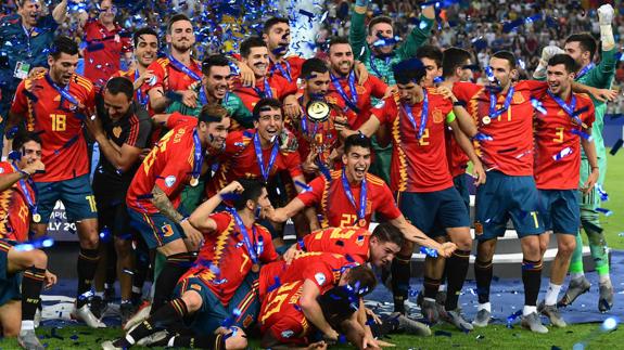 The Spain squad celebrate their victory on Sunday.