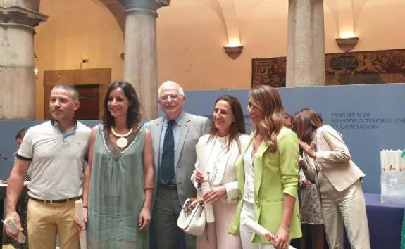 The medical professionals received their award from acting foreign minister Josep Borrell.