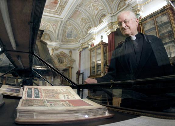 The dean of Santiago cathedral, José María Díaz, with a facsimile of the Codex in July 2011.