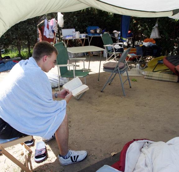 Tourist reading in a tent. sur