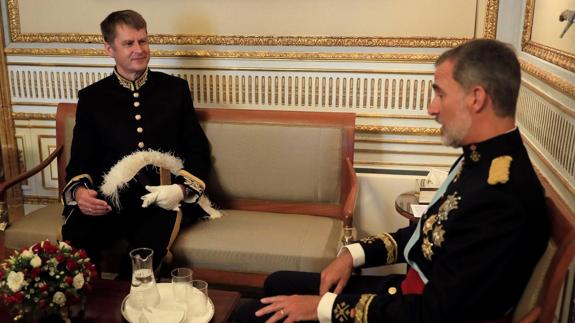 Hugh Elliott talks to King Felipe in formal dress at the Palacio Real in Madrid.