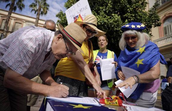UK promises healthcare funding for residents in Spain until end of 2020