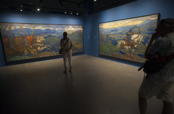  Large format. The exhibition's main room shows paintings depicting historical scenes.
