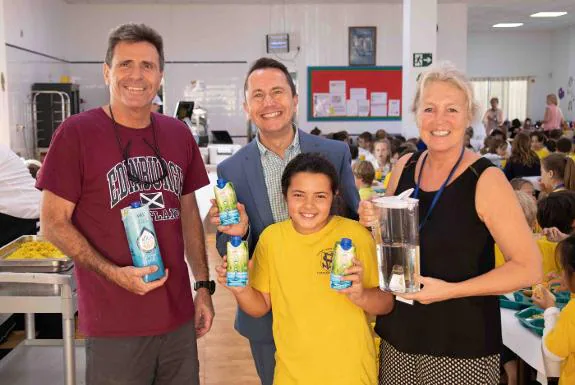 Martina and teachers with the paper-based water cartons.