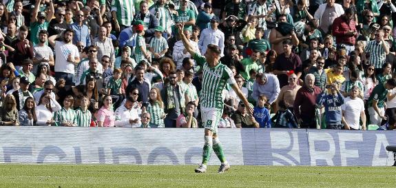 Joaquín receives the adulation of the Betis fans.