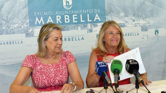 Marbella councillor Kika Caracuel with mayor Ángeles Muñoz.