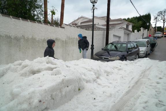 Hail in a street in Bello Horizonte, Marbella, on Saturday. 