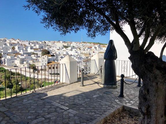 The statue of the Cobijada has become one of the icons of Vejer. 