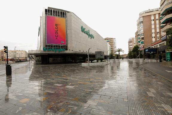 A deserted El Corte Inglés store; thousands of their staff have had their contracts suspended.