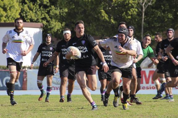 A moment during a match between Club de Rugby Málaga and Hortaleza at the university.