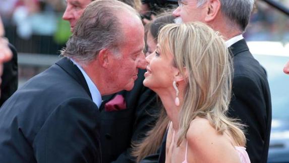 Juan Carlos I and Corinna Larsen greet one another in 2006.
