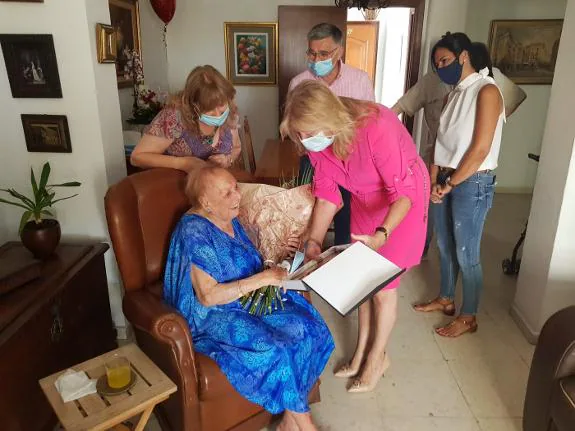 The Mayor of Marbella visits Cecilia at her home.