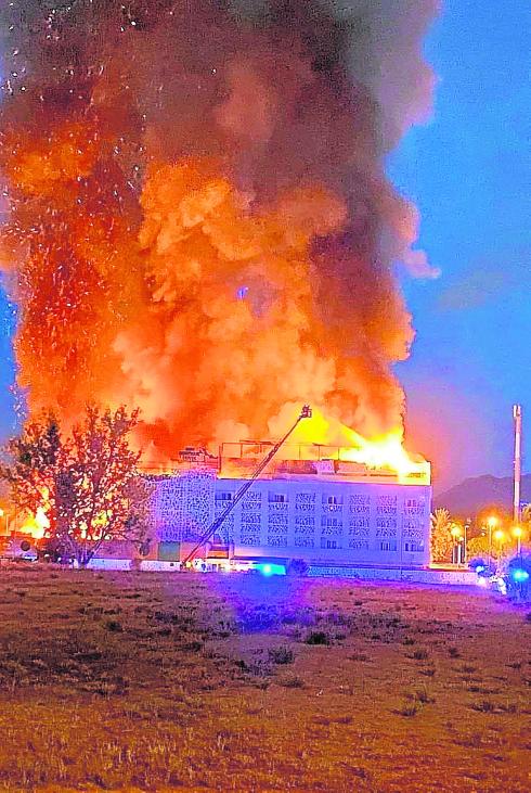 The flames spread rapidly across the roof of the hotel.