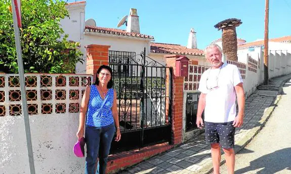 Norwegian siblings Lisbeth and Jørn Hokholt, in front of the house with squatters in Caleta de Vélez last year. 