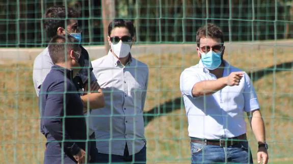 Moreno (r) attends first-team training. 