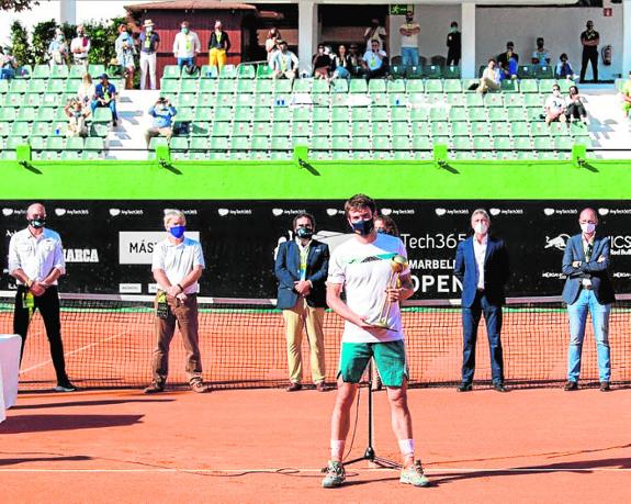 Martínez was presented with the trophy in front of a limited number of spectators at Puente Romano.