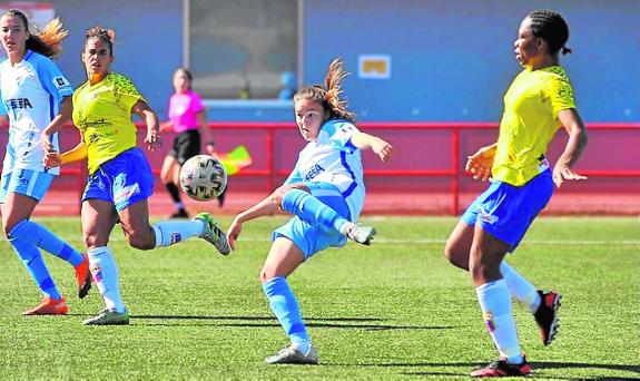 María Ruiz's first goal, scored on the volley. 