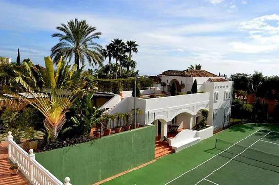 The main residence and the tennis court on which Djokovic trains.