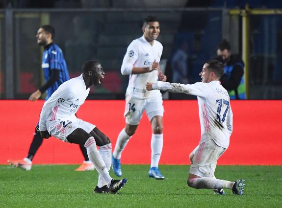 Mendy (l) secured a last-gasp win for Real against 10-man Atalanta.