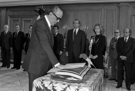 Calvo Sotelo being sworn in in front of King Juan Carlos in 1981. 