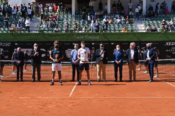 Munar and Carreño pose with their trophies, presented by tennis legends Manolo Santana (far left) and Björn Borg (far right). 