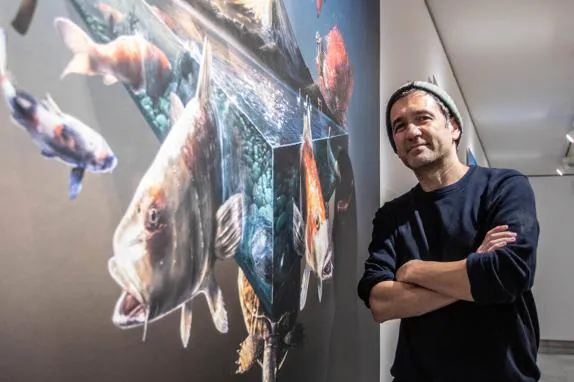 Manuel Camino in front of one of his works. 