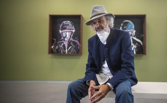 Jorge Rando, in front of part of his new exhibition. 